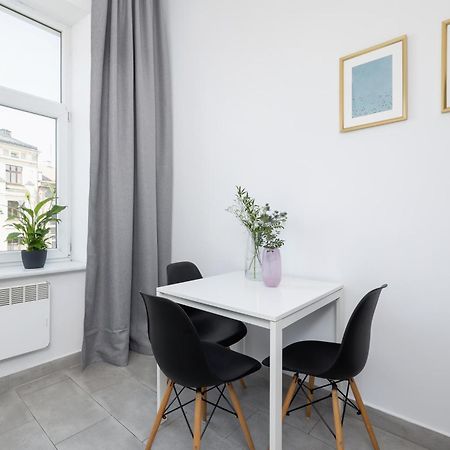 1-Bedroom Apartment - 65 Dluga Street Krakau Buitenkant foto